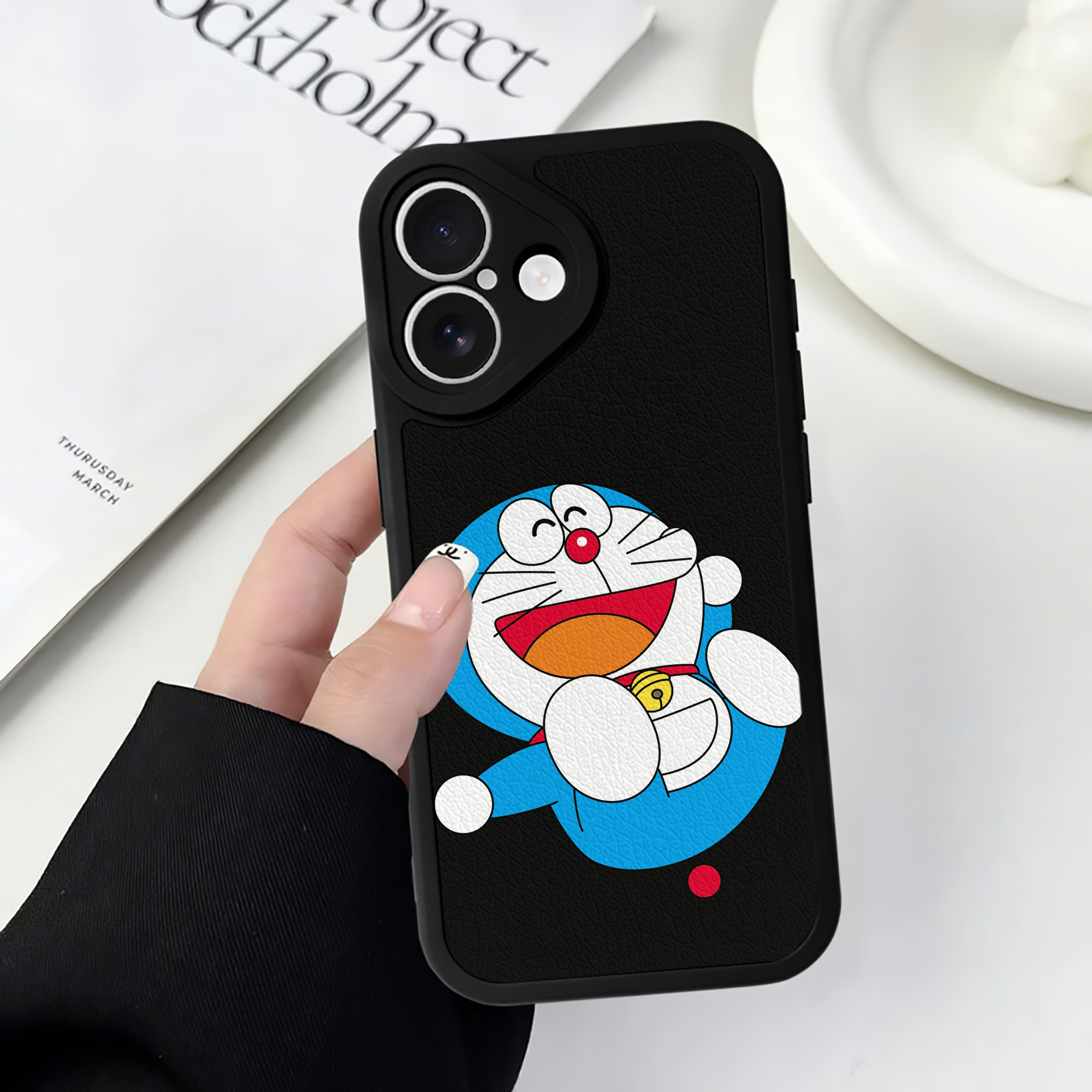 （画像用） ドラえもん Doraemon 【iPhone 16シリーズ対応】シリコンスマホケース（レザー調） 材質：シリコン